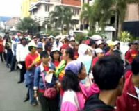 Buruh Pengolahan Kayu Turun ke Jalan