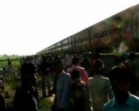 KA Hantam Bus di India