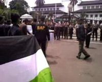 Dua Kelompok Demo Gedung Sate