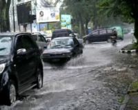 Hujan Buat Jalan di Bandung Bak Sungai