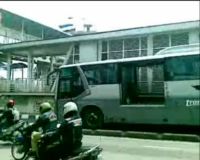 Bus TransJ Patah As di Halte Buncit Indah