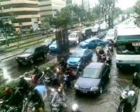 Genangan Air Macetkan Kuningan 