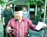 Ketua KPU Nyontreng di Rumah Rafika Duri