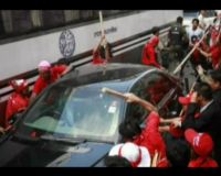 Pendukung Thaksin Serang Mobil PM Thailand