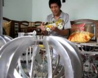 Dengan Kikir, Plat Nopol Jadi Benda Seni
