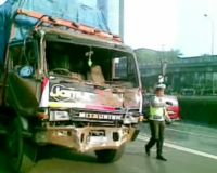 4 Kendaraan Tabrakan Beruntun di Tol Cawang
