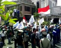 Ratusan Buruh Geruduk Kantor Gubernur Jatim  