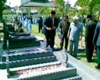 Tabur Bunga di Makam Ki Hadjar Dewantara
