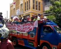 Ratusan Warga Stren Kali Demo Pemkot Jatim  