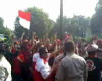 Perang Yel-yel di Luar Gedung KPU