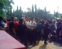 Berdesak Demi Tiket MU 