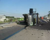 Truk Batu Bara Terguling