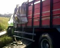 Truk Bermuatan Pupuk Nyungsep