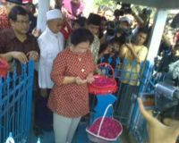 Mega Berziarah ke Makam Marsinah