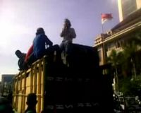 Ratusan Buruh Gruduk Kantor Gubernur Jatim