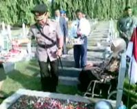 Kapolri Tabur Bunga di TMP Kalibata