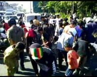 Warga Berebut Butiran Emas 