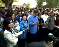 Rumah SBY Dipadati Warga  
