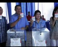Bu Ani Gendong Almira ke TPS