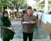 Ketua KPU Nyontreng di Rumah Rafika Duri 