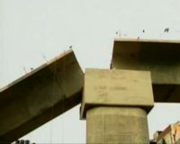 Sebuah Konstruksi Jembatan Runtuh di India