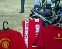 Menjual Merchandise MU di Depan Ritz-Carlton