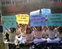 Ratusan Siswa Kecam Ledakan Bom di Jakarta