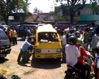 Angkot Kuning Ditabrak Kereta