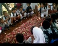 Puluhan Anak SD Ziarah ke Makam Mbah Surip