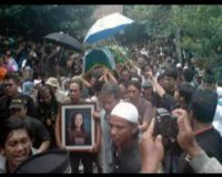 Jenazah WS Rendra Dibawa ke Masjid  