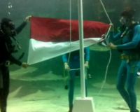 Nadine Rayakan HUT RI di Dalam Air