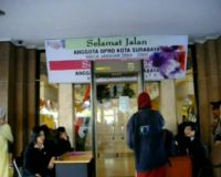 Pelantikan Anggota DPRD Diwarnai Demo Mahasiswa