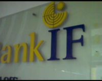 Nasabah Datangi Bank IFI Pusat