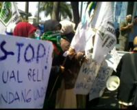 Demo Pelantikan Anggota DPRD