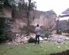 Gempa 7,3 SR, Robohkan Tembok