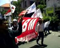 Ratusan Buruh Geruduk Kantor Gubernur Jatim