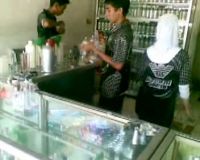 Bisnis Isi Ulang Parfum Makin Wangi