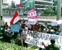 Aksi Tuntut Penangkapan Gubernur Riau