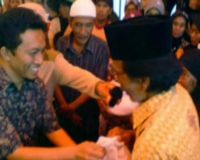 Tifatul Bagi Uang ke Korban Gempa