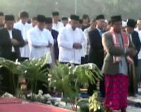 Ribuan Umat Muslim Salat Id di Lapangan Gasibu