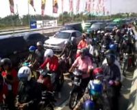 Usai Salat Id , Jembatan Suramadu Diserbu Pemudik