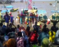 Pantai Kenjeran Dibanjiri Pengunjung