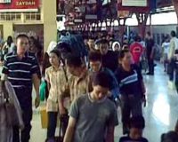Belasan Ribu Pemudik Tiba di Stasiun Senen
