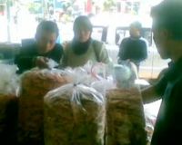 Omset Penjual Oleh-oleh di Bandung Naik