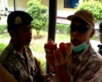 Pria Nekat Akan Lempar Jenazah Noordin dengan Tomat