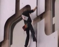 Spiderman Beraksi di La Defense Perancis