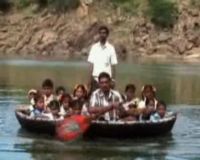 Taklukan Arus Sungai Demi ke Sekolah