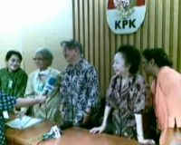 Ibu-ibu Beri Dukungan untuk KPK