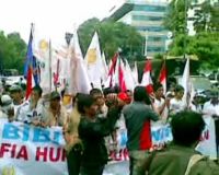 Aksi 2 Pendukung Cicak Vs Buaya di Depan MK