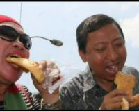 Ramai-ramai Makan Roti Buaya
